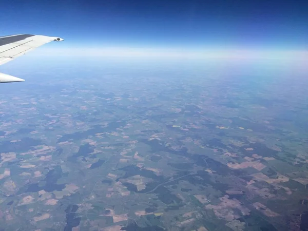 Ciel au-dessus des nuages vus en vol dans un avion de passagers . — Photo