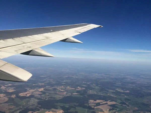 Céu acima das nuvens vistas a bordo de um avião de passageiros . — Fotografia de Stock