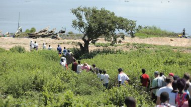 Kenya, Kisumu - 20 Mayıs 2017: Büyük gruba Afrika ve beyaz olacak birlikte deniz kıyısında.