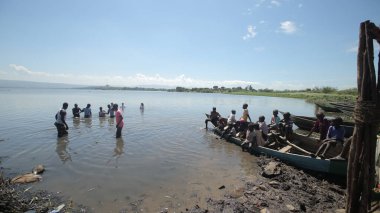 Kenya, Kisumu - 20 Mayıs 2017: Grup Afrika insan, gençler güneşli yaz günü deniz kıyısında.