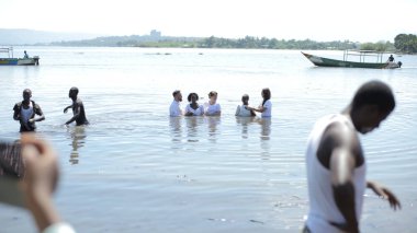 Kenya, Kisumu - 20 Mayıs 2017: Beyaz insanlar Afrika insanlar su Gölü kıyısında beyaz giysili vaftiz.