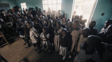 Kenya, Kisumu - 20 Mayıs 2017: Kalabalık büyük sınıfta ayakta Afrikalı çocuk. Yoksul Afrika köyden gelen kız ve erkek.