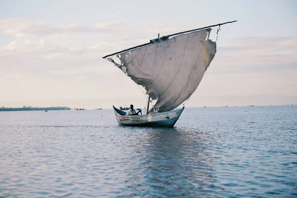 Prachtig Uitzicht Zeilboot Vroege Ochtend Schip Met Mensen Gaan Vissen — Stockfoto