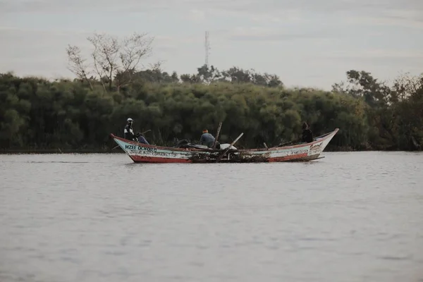 Belle vue sur le voilier en mer en Afrique. Navire avec les gens va pêcher. Paysage calme . — Photo