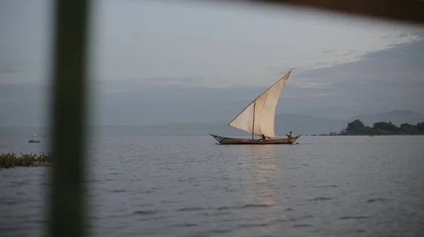 Belle vue sur le voilier en mer en Afrique. Navire avec les gens va pêcher. Paysage calme . — Photo