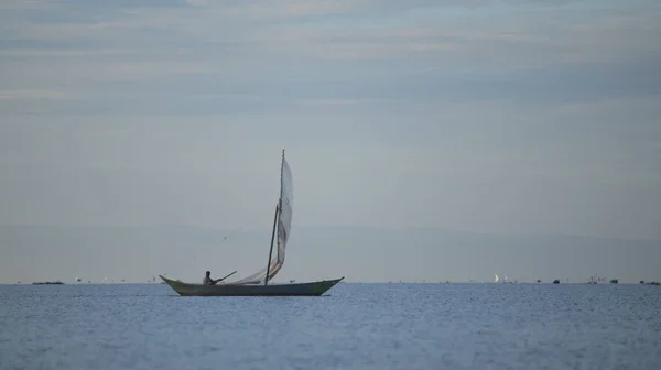 Hermosa vista del velero en el mar en África. El barco con la gente va a pescar. Paisaje tranquilo . —  Fotos de Stock