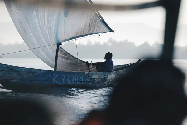 Close-up van prachtig uitzicht op de zeilboot in zee in Afrika. Schip met mensen is gaan vissen. Rustig landschap. Blauwe boot — Stockfoto