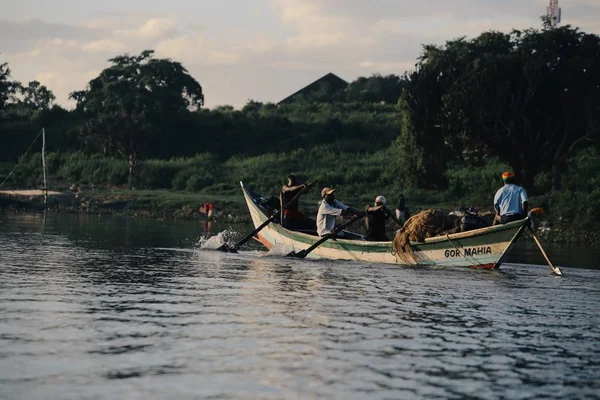 KENYA, KISUMU - 20 MAI 2017 : Des hommes africains assis dans le bateau. Les hommes travaillent, pêchent. Affaires des populations locales en Afrique . — Photo