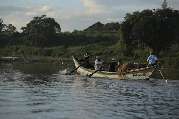KENYA, KISUMU - 20 MAI 2017 : Des hommes africains assis dans le bateau. Les hommes travaillent, pêchent. Affaires des populations locales en Afrique . — Photo