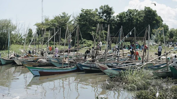 KENYA, KISUMU - 20 MAI 2017 : De nombreux navires près de la rive du fleuve en Afrique. Personnes marchant sur la plage, port pour voiliers en été . — Photo
