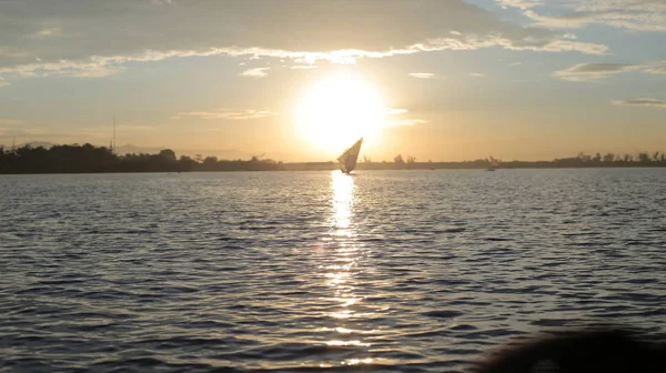 Uitzicht vanaf de motorboot. Vissers op een zeilboot gaan naar zee vroeg in de ochtend in Afrika. — Stockfoto