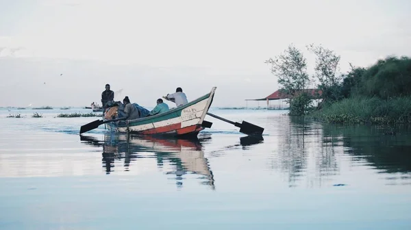 Keňa, Kisumu - 20 května 2017: Africké muži seděli v lodi. Muži pracují, rybaření. Obchodní místních obyvatel v Africe. — Stock fotografie