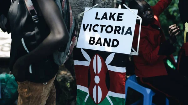 Κένυα, Kisumu - 20 Μαΐου 2017: Η προβολή με μεγέθυνση από αφρικανικό μουσικό συγκρότημα, ομάδα παίζει, να δώσει μια συναυλία εκτός. — Φωτογραφία Αρχείου