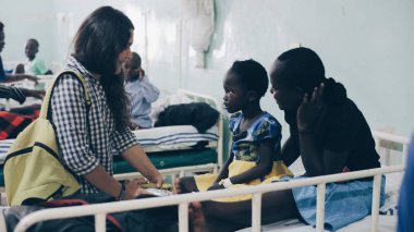 Kenya, Kisumu - 20 Mayıs 2017: Grup beyaz insan küçük Afrika yerleşmeydi üzerinde elele. Afrika'da küçük köyde yerel hastanede gönüllü.