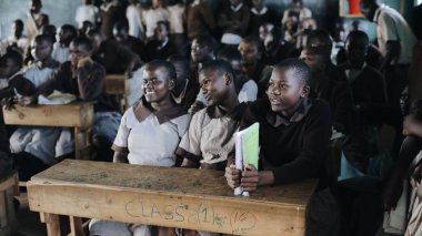 Kenya, Kisumu - 20 Mayıs 2017: Grup sınıfta oturuyor ve gülümseyerek, birlikte gülerek mutlu Afrikalı çocuk.