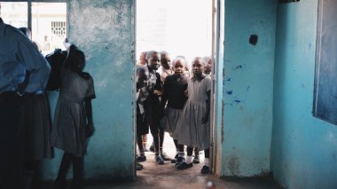 Kenya, Kisumu - 20 Mayıs 2017: Grup üniformalı çocuk sınıfa geliyor ve Afrika okulda ders için hazırlar.