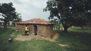 Kenya, Kisumu - 20 Mayıs 2017: Yoksul Afrika aile standları evlerinin yakınındaki. Anne ve çocuk Afrika'da bir köyde.