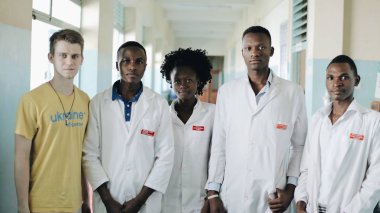 Kenya, Kisumu - 20 Mayıs 2017: Genç güzel insanları, kadın ve erkek Afrika hastanede beyaz elbise.