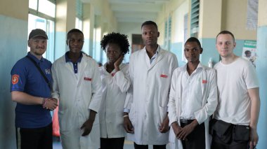 Kenya, Kisumu - 20 Mayıs 2017: Genç güzel insanları, kadın ve erkek Afrika hastanede beyaz elbise.