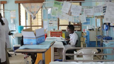 Kenya, Kisumu - 23 Mayıs 2017: hastane giriş bölümünde çalışan Afrika'da bir halk. Afrika acil servis.