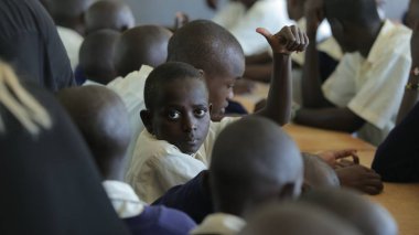 Kenya, Kisumu - 23 Mayıs 2017: Okulda sınıfta üniforma defada üç Afrikalı çocuklar yakın çekim görünümünü