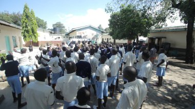 Kenya, Kisumu - 23 Mayıs 2017: Grup gönüllü ile dans Afrikalı çocuk. Yaz aylarında birlikte eğlenmek kızlar ve erkekler.