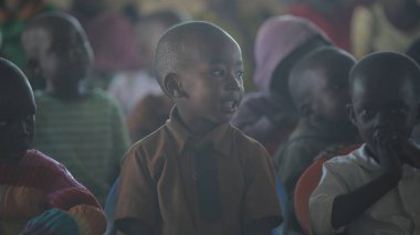 Kenya, Kisumu - 23 Mayıs 2017: Çocuk grubuyla içinde oturan ve dans, gülümseyen mutlu Afrikalı çocuk portresi.