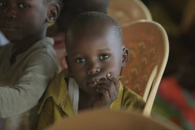 Kenya, Kisumu - 23 Mayıs 2017: Çocuk grubuyla içinde oturan ve dans, gülümseyen mutlu Afrikalı çocuk portresi.