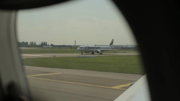 KENYA, KISUMU - 20 MAI 2017: Vedere de la fereastra avionului de pe aripă. Un avion de pasageri decolează de la aeroport . — Fotografie, imagine de stoc