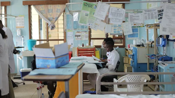 KENYA, KISUMU MAJ 23, 2017: Afrikanske folk, der arbejder i optagelse afdeling på hospitalet. Beredskabsafdeling i Afrika . Stock-billede