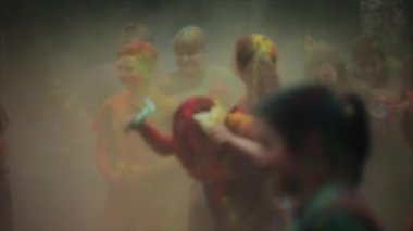 Bobruisk, Belarus - 4 Temmuz 2018: İnsanlar atar, kalabalık Holi boyar. Millennials insanlar eğleniyor.