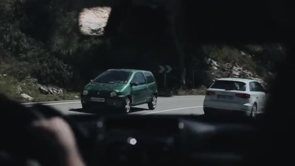 バルセロナ スペイン 2018 内部車のビュー 山の道に車を運転します は蛇紋岩に乗って ハメ撮りを表示します 男は車の運転 — ストック動画
