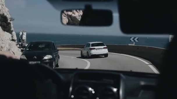 Барселона, Испания - 27 апреля 2018 года: Внутренний вид автомобиля. Вождение автомобиля по горной дороге. Автомобиль едет на змее. POV view. Средиземное море . — стоковое видео