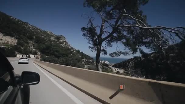 Βαρκελώνη, Ισπανία - 27 Απριλίου 2018: στο εσωτερικό θέα του αυτοκινήτου. Οδήγηση του αυτοκινήτου στο δρόμο βουνού. Βόλτες με το αυτοκίνητο σε σερπεντίνη. Προβολή πρώτου προσώπου. Μεσόγειο θάλασσα σε κοντινή απόσταση. — Αρχείο Βίντεο