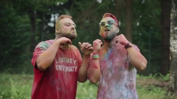 Bobruisk, Belarus - 4 iulie 2018: Doi hipsteri își curăță barba de vopsele holi. Se distrează cu vopselele Holi . — Videoclip de stoc