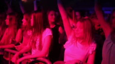Misk, Belarus - 15 Mayıs 2017: Güzel genç kız bir beyaz T-shirt bir konserde dans ediyor. Gece hayatı ve disko kavramı.