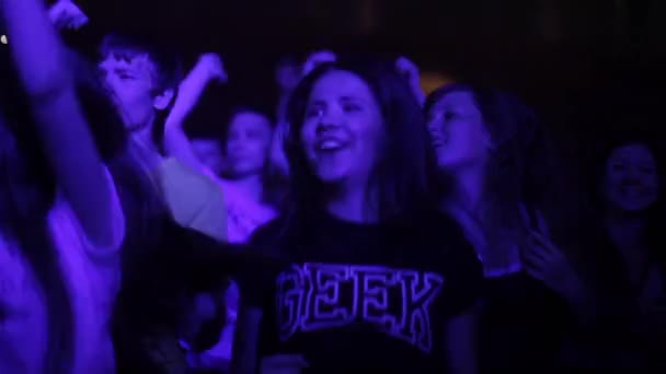 Misk, Weißrussland - 15. Mai 2017: Die schöne junge Frau im schwarzen T-Shirt tanzt bei einem Konzert. Nachtleben und Disco-Konzept. — Stockvideo