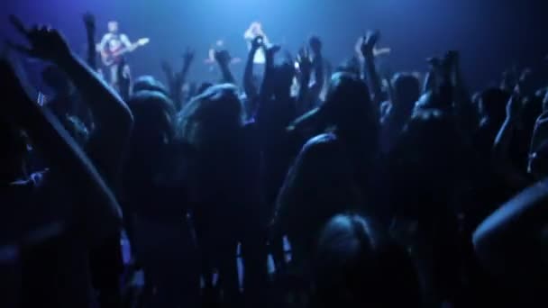 Misk, Biélorussie - 15 mai 2017 : foule de concerts devant les lumières de la scène. Des adolescents joyeux dansant lors d'un concert. Fond sombre, fumée, projecteurs de concert . — Video