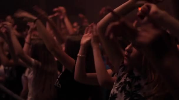 Misk, Belarús - 15 de mayo de 2017: Mucha gente bailando. Jóvenes felices bailan en un concierto. Vida nocturna y concepto disco. Chicas divirtiéndose en concierto. Los adolescentes están bailando . — Vídeos de Stock