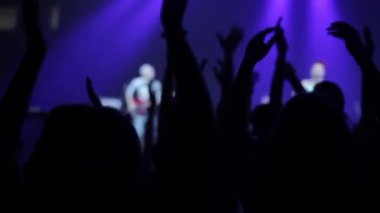 Misk, Beyaz Rusya - 15 Mayıs 2017: İnsanlar tezahürat Asansör hareket ve şarkıcı ile uyum içinde onların el çırp. İnsanlara karşı sönen sahne ışıkları Rock ve Pap konser. Kalabalık tezahürat gece kulübü siluetleri