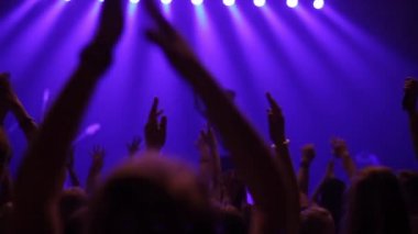 Misk, Beyaz Rusya - 15 Mayıs 2017: İnsanlar tezahürat Asansör hareket ve şarkıcı ile uyum içinde onların el çırp. İnsanlara karşı sönen sahne ışıkları Rock ve Pap konser. Kalabalık tezahürat gece kulübü siluetleri