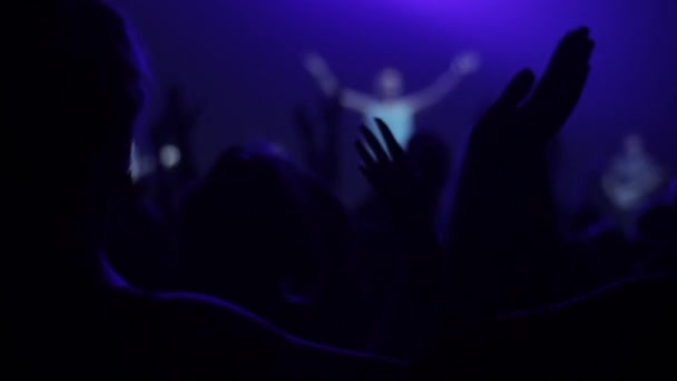 Misk, Biélorussie - 15 mai 2017 : Les gens applaudissent le lever et applaudissent à l'unisson avec le chanteur. Les gens contre les lumières de scène strobing Rock and Pap concert. Silhouettes de boîte de nuit acclamant la foule — Video