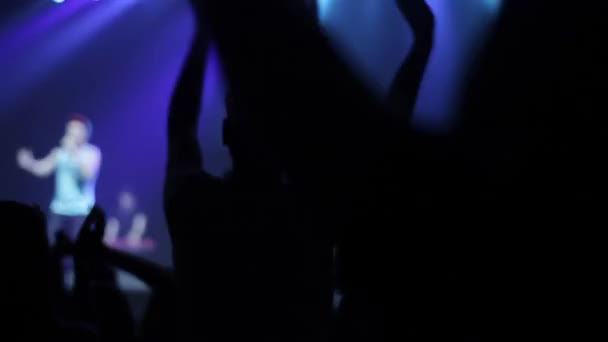 Misk, Biélorussie - 15 mai 2017 : Les gens applaudissent soulèvement et claquent des mains à l'unisson avec chanteur.Les gens contre les lumières de scène strobing Rock and Pap concert. Silhouettes de boîte de nuit acclamant la foule — Video