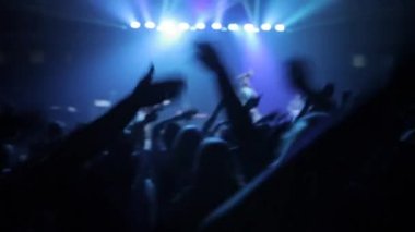 Misk, Beyaz Rusya - 15 Mayıs 2017: İnsanlar tezahürat Asansör hareket ve şarkıcı ile uyum içinde onların el çırp.