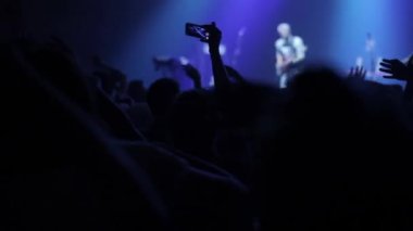 Misk, Beyaz Rusya - 15 Mayıs 2017: İnsanlar tezahürat Asansör hareket ve şarkıcı ile uyum içinde onların el çırp.