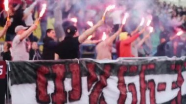 Bobruisk, Belarus - Nisan, 2018: Futbol hayranları ultra destekçileri işaret fişeği yakmak..
