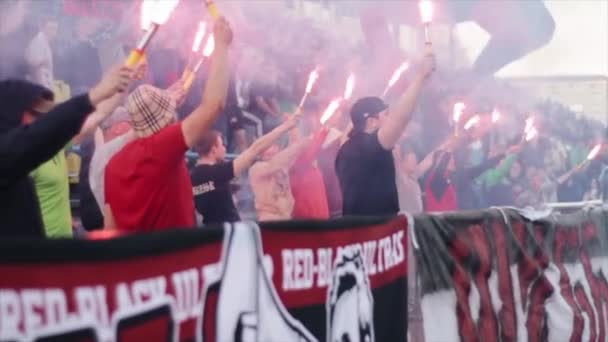 Bobruisk, Bělorusko - duben, 2018: Ultra příznivci fotbalové fanoušky vypálit světlice. — Stock video