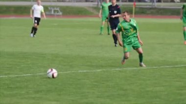 Bobruisk, Belarus - 21 Nisan 2017: Futbol maçı. Futbol oyuncu verir ortağıyla geçmek.