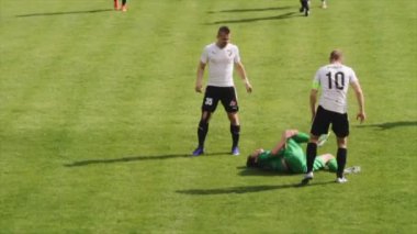 Bobruisk, Beyaz Rusya - 21 Nisan 2017: Fotball oyuncu kabaca rakip yendi. Oyuncu rakip mücadele zor. Yargıç ona sarı kart verir.