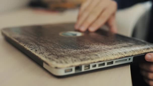 Close-up van de mannelijke handen opent een laptop en begint te typen op toetsenbord onscherpe achtergrond. — Stockvideo